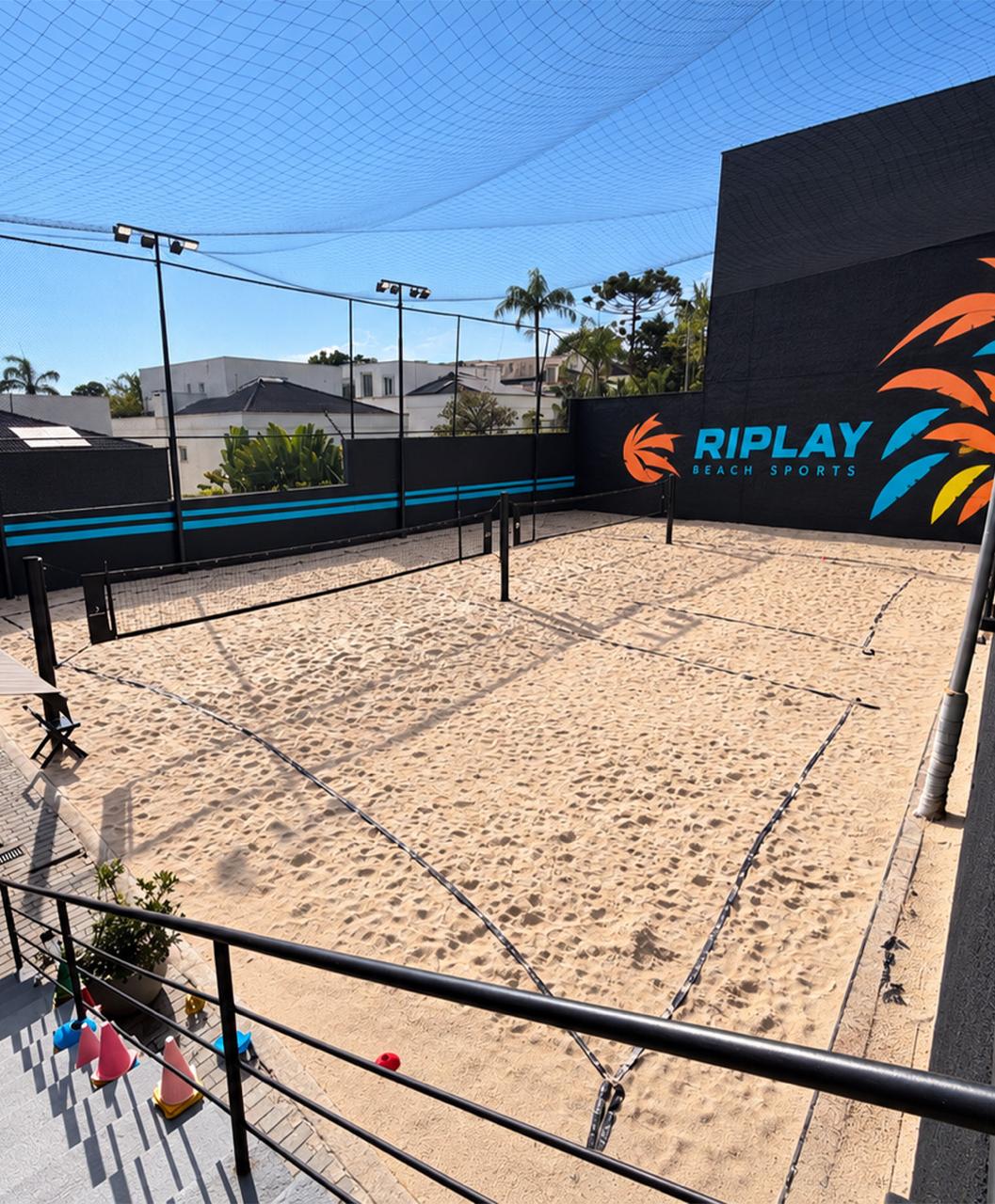 Quadra de areia com identidade visual da Riplay Morumbi